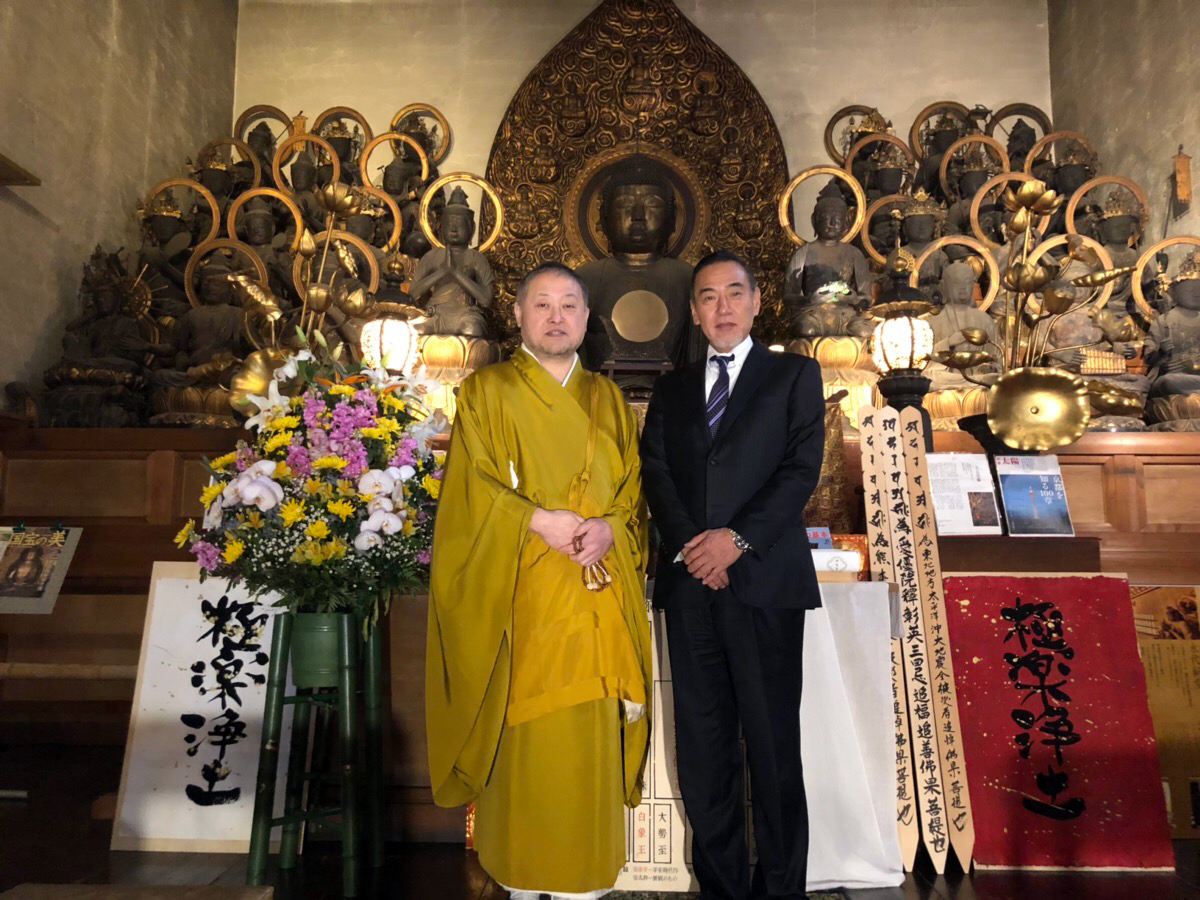 阿弥陀如来・二十五菩薩像の前でのお写真